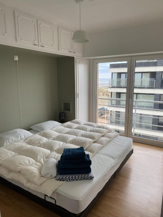 Appartment With Frontal Sea View With 3 Bedrooms Koksijde Luaran gambar